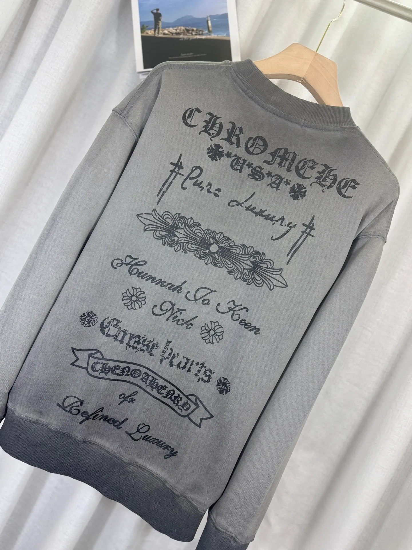 P260 top version, real shot without P, ​​different from market currency) 𝗖𝗵𝗿𝗼𝗺𝗲 𝗛𝗲𝗮𝗿𝘁𝘀/Cro Heart 2025 washed patch embroidery autumn and winter new original single counter American laser burnt 3D three-dimensional color embroidered couple casual sweatshirt 👑The highest version! Customized fabric 420g tripe terry fabric! American acid-washed and distressed original fabric laser burnt ✟appliqué embroidery and exquisite embroidery of letters! The best-selling model in the counter, very comfortable to wear. Accessories: original molded and authenticated collar label➕100% silk wash label. Genuine purchase-grade original hangtag➕matching hanging rope➕3D hanging beads➕original packaging bag. Craftsmanship: The original version has consistent wiring! The highest version of the armhole matching technique! Color: Earth Yellow Gray Black Size: S M L XL Style No.: 9320